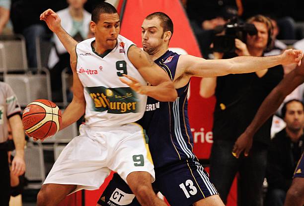 本届女篮更 本届女篮更