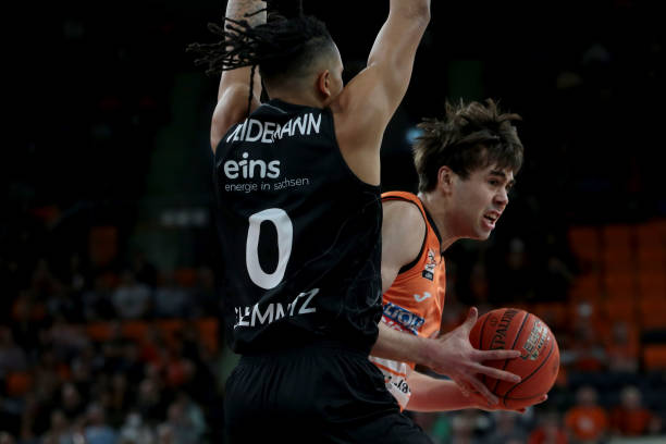 更需要球员 更需要球员